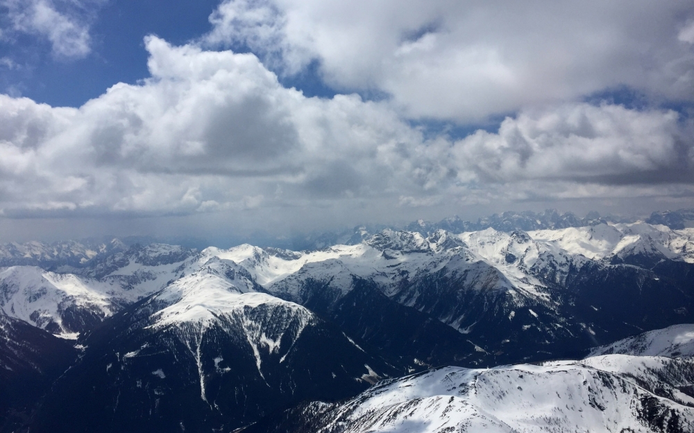 点击大图看下一张：蓝天下的阿尔卑斯山