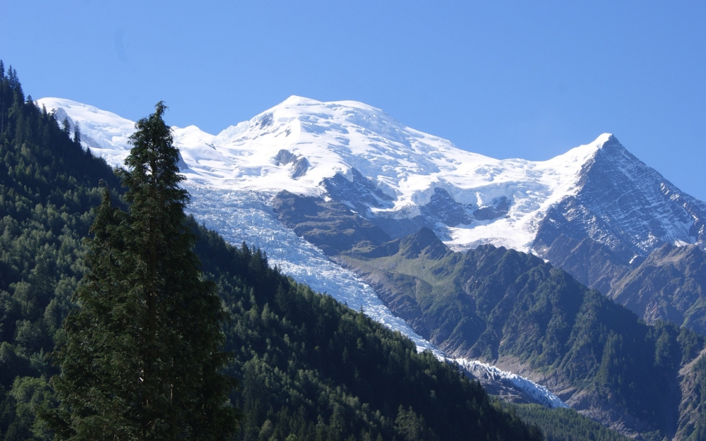 点击大图看下一张：蓝天下的阿尔卑斯山