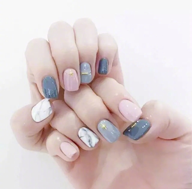 点击大图看下一张：干干净净的简单美甲风格 ​​​​