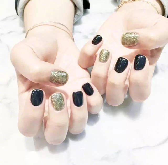 点击大图看下一张：干干净净的简单美甲风格 ​​​​