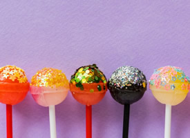 一组甜蜜的五彩棒棒糖图片
