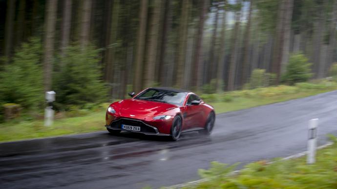 点击大图看下一张：一组红色帅气的Aston Martin Vantage