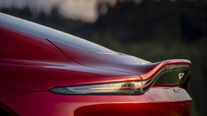 点击大图看下一张：一组红色帅气的Aston Martin Vantage