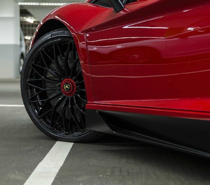 点击大图看下一张：红色兰博基尼Aventador SV 太美了