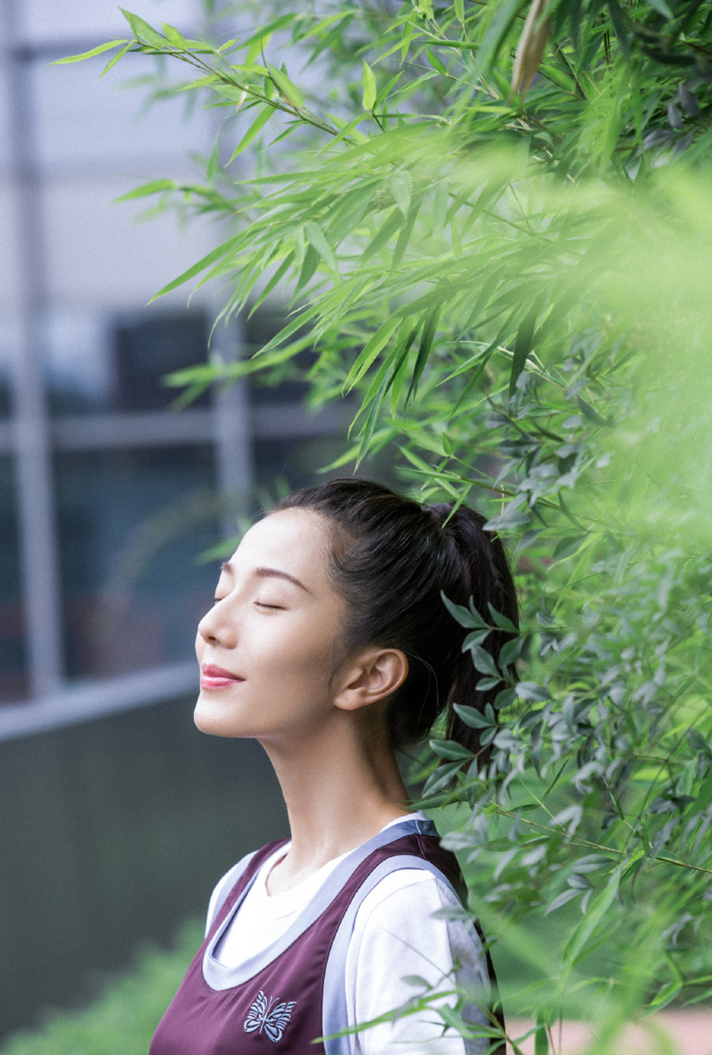 点击大图看下一张：彭杨休闲运动风写真图片