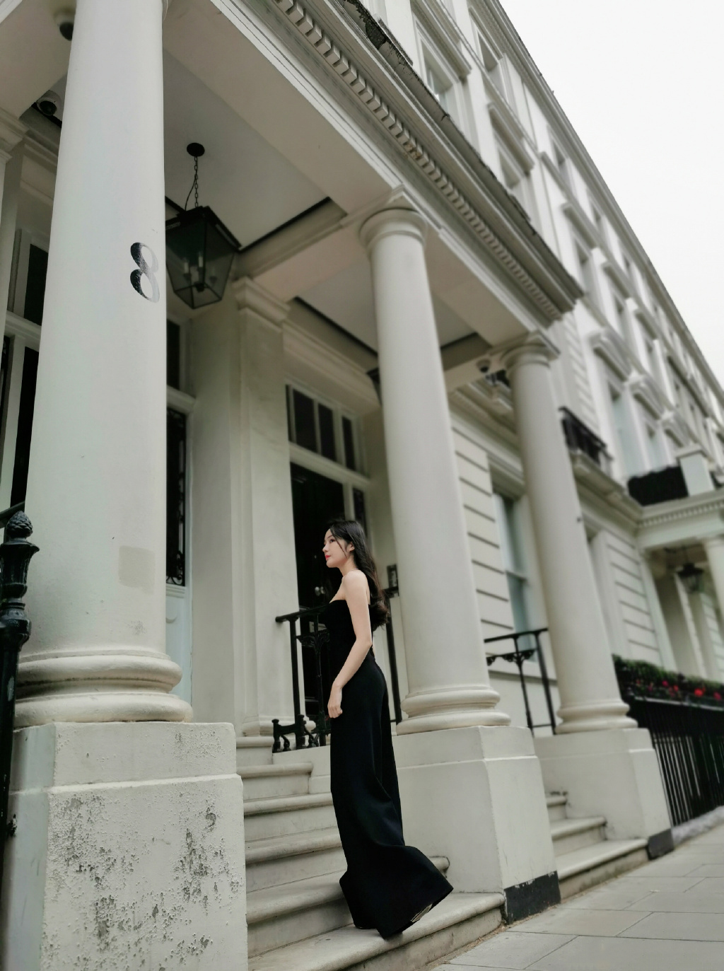 点击大图看下一张：汤晶媚黑裙优雅街拍图片