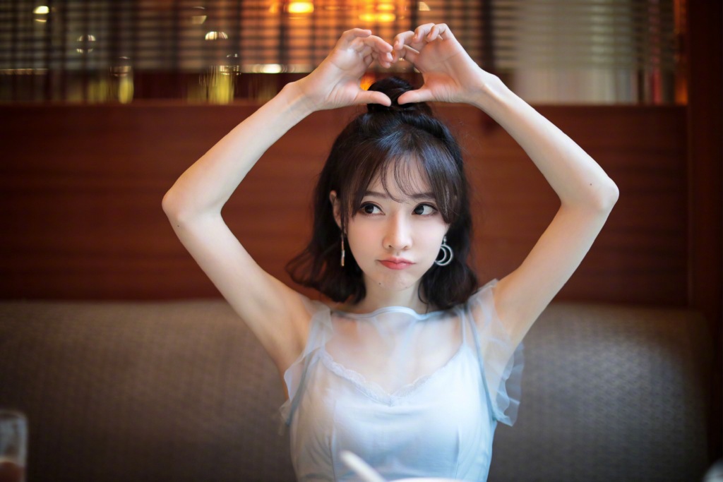 点击大图看下一张：冯提莫甜美俏皮写真图片