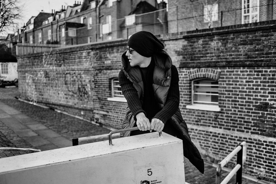 点击大图看下一张：胡兵伦敦黑白风格帅气街拍写真图片