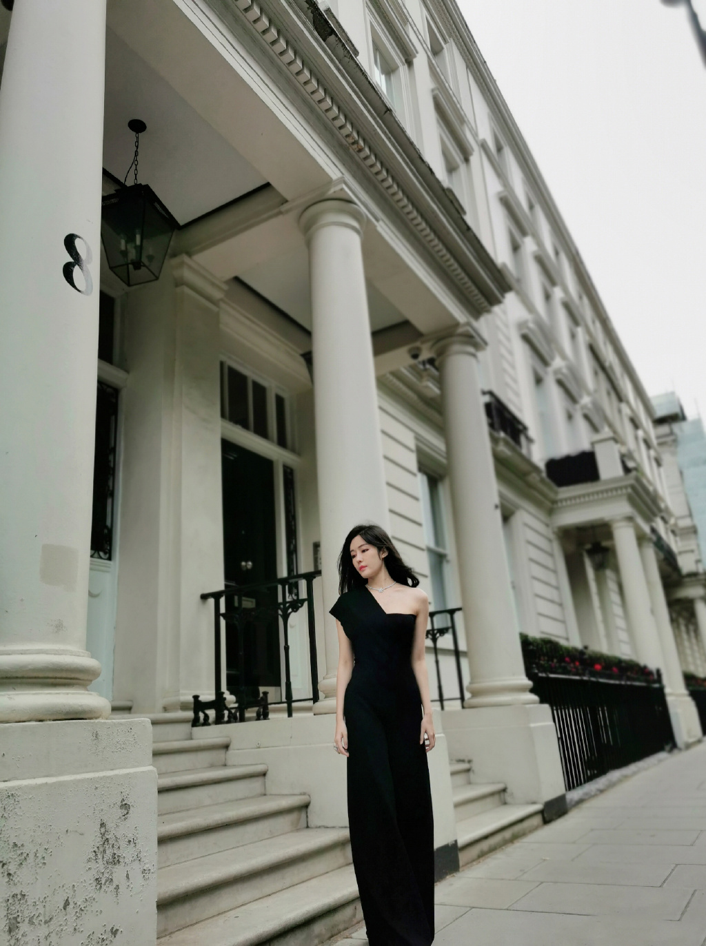 点击大图看下一张：汤晶媚黑裙优雅街拍图片