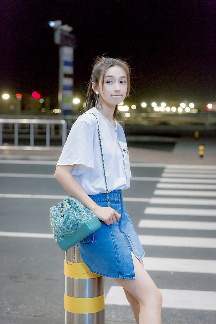 点击大图看下一张：李若宁清新甜美深夜街拍写真图片
