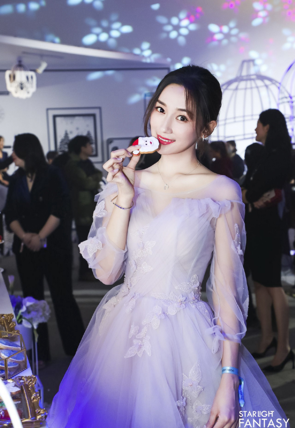 点击大图看下一张：李若宁紫色长裙仙气性感图片