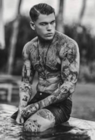 纹身型男 适合当QQ微信头像的9款国外的纹身帅哥图片