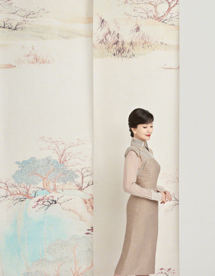 点击大图看下一张：赵雅芝旗袍装古典韵味性感图片