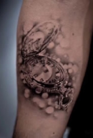 钟表纹身 包大臂的9款手臂写实黑灰钟表纹身图案
