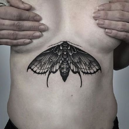 点击大图看下一张：飞蛾纹身--11款酷炸了的school飞蛾系列纹身图片