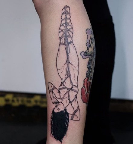 点击大图看下一张：捆绑SM女郎的一组个性纹身图案