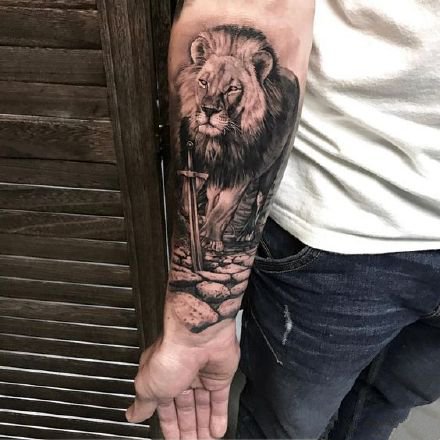 点击大图看下一张：包大臂和小臂的9款黑灰色写实狮子纹身图案
