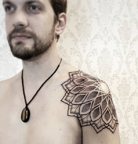 点击大图看下一张：男性肩部的一组点刺梵花纹身图片