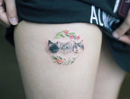 点击大图看下一张：女生大腿的一组小清新性感花卉纹身图片