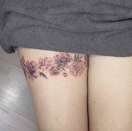 点击大图看下一张：女生大腿的一组小清新性感花卉纹身图片
