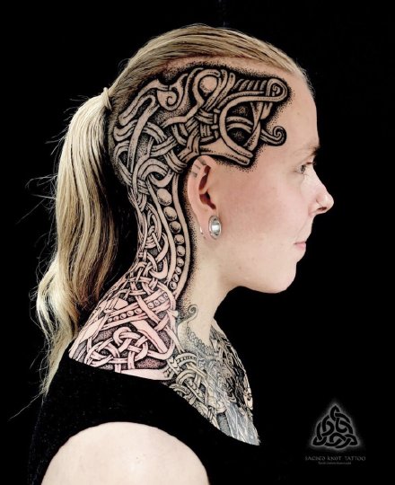点击大图看下一张：一组盾女维京人的纹身图案作品欣赏