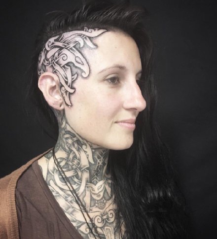 点击大图看下一张：一组盾女维京人的纹身图案作品欣赏
