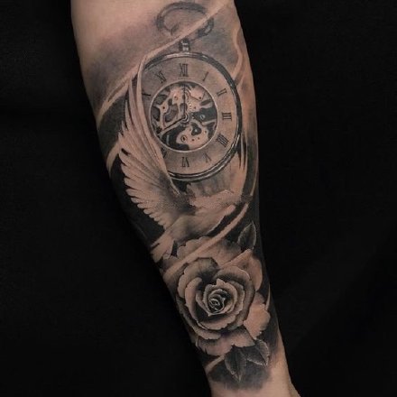 点击大图看下一张：钟表纹身 包大臂的9款手臂写实黑灰钟表纹身图案
