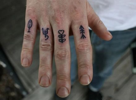 点击大图看下一张：几根手指一起纹的school手指小纹身作品
