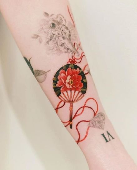 点击大图看下一张：扇子纹身 日式红色扇子主题的9款纹身图案