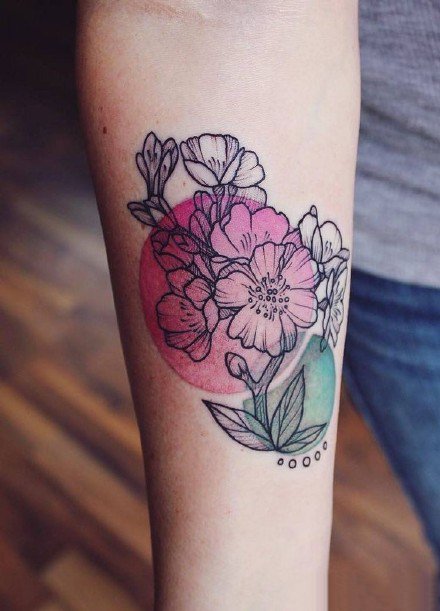 点击大图看下一张：设计感很强的9组水彩花卉纹身图案