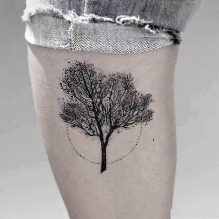点击大图看下一张：树纹身 黑色的9款好看的树纹身图案作品