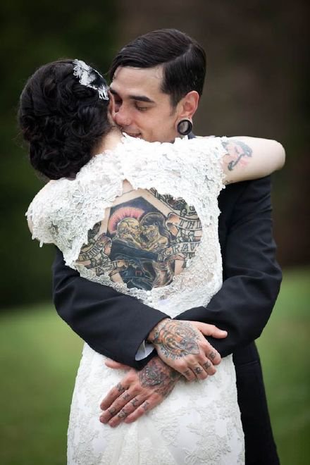 点击大图看下一张：纹身新娘 那9款嫁给爱情的穿婚纱的纹身女郎图片