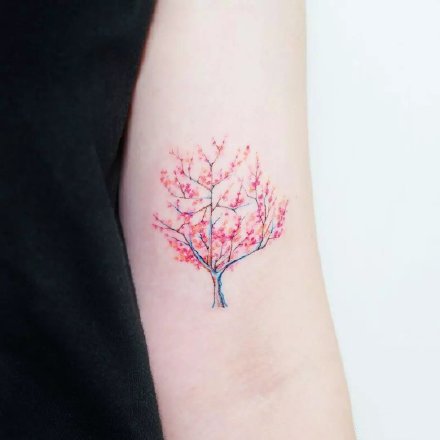 点击大图看下一张：小树纹身 活力盎然的9张小清新的绿色小树纹身图片