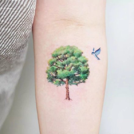 点击大图看下一张：小树纹身 活力盎然的9张小清新的绿色小树纹身图片