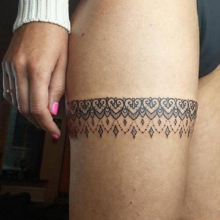 点击大图看下一张：女性大腿上的15款性感蕾丝腿环纹身图案