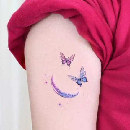 点击大图看下一张：适合女生的9款小清新蝴蝶纹身图案