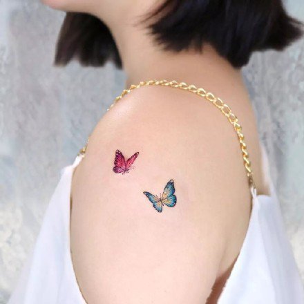 点击大图看下一张：适合女生的9款小清新蝴蝶纹身图案