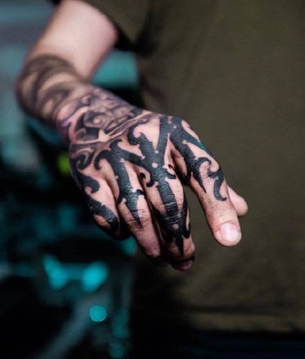 点击大图看下一张：手指手背的一组9张暗黑花体字纹身图