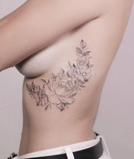 点击大图看下一张：女生性感小清新的胸部素花纹身图片