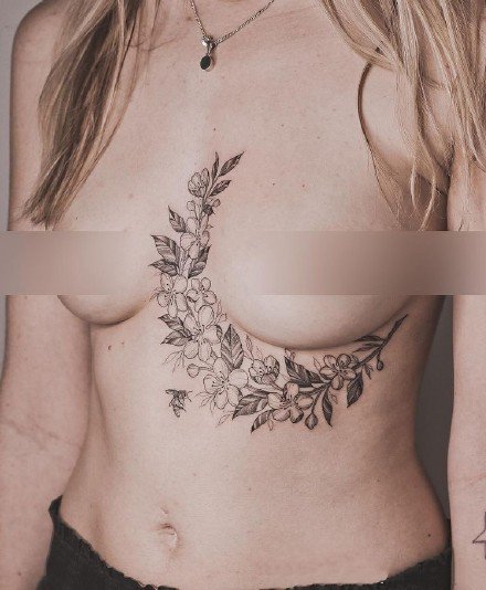 点击大图看下一张：女生性感小清新的胸部素花纹身图片