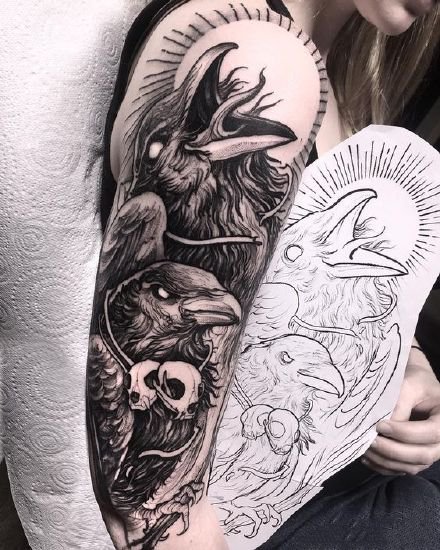 点击大图看下一张：暗黑系的9款黑色乌鸦纹身图案作品