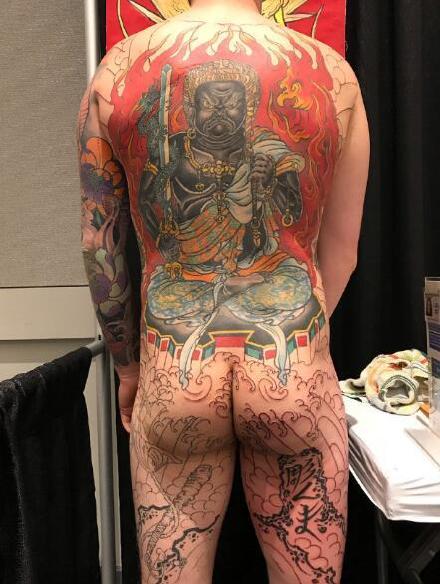 点击大图看下一张：英国纹身师Stewart Robson的大型传统日式纹身作品