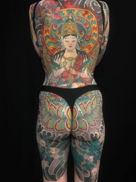 点击大图看下一张：英国纹身师Stewart Robson的大型传统日式纹身作品