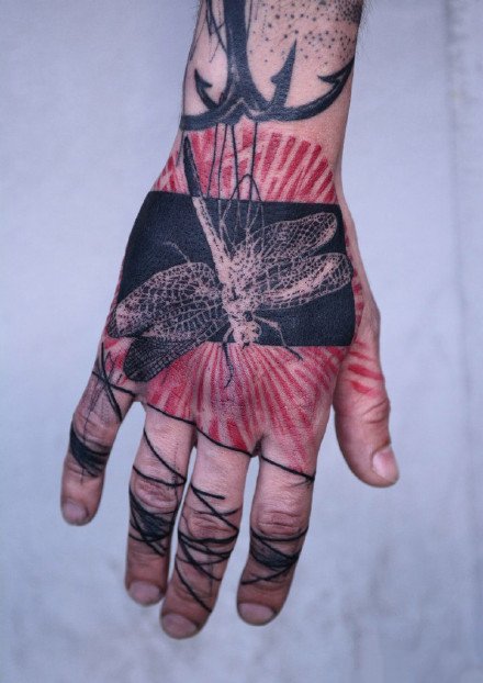 点击大图看下一张：手背刺青 纹在手背上的9款个性纹身图片