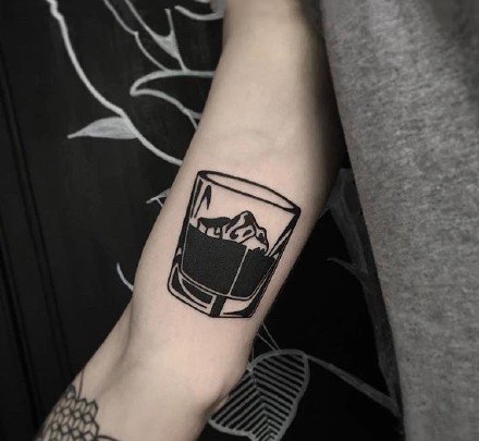 点击大图看下一张：喝酒人士钟意的酒杯啤酒等纹身图片
