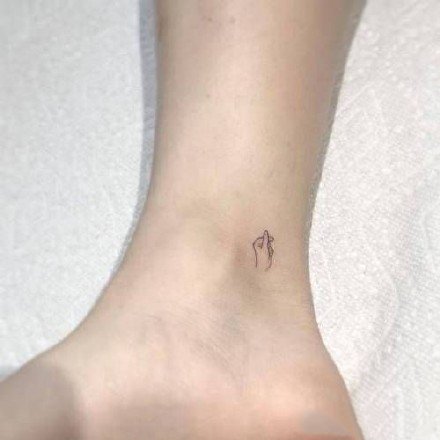 点击大图看下一张：脚踝极简纹身 15款脚踝处的小清新简单小纹身图片