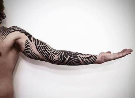 点击大图看下一张：图腾大黑臂几何设计纹身 拉斯维加斯的纹身艺术家Brandon Crone作品