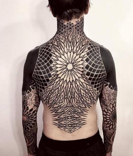 点击大图看下一张：图腾大黑臂几何设计纹身 拉斯维加斯的纹身艺术家Brandon Crone作品