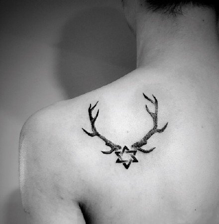 点击大图看下一张：小鹿角纹身 黑色的9款小鹿角纹身图片
