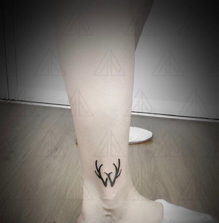 点击大图看下一张：小鹿角纹身 黑色的9款小鹿角纹身图片